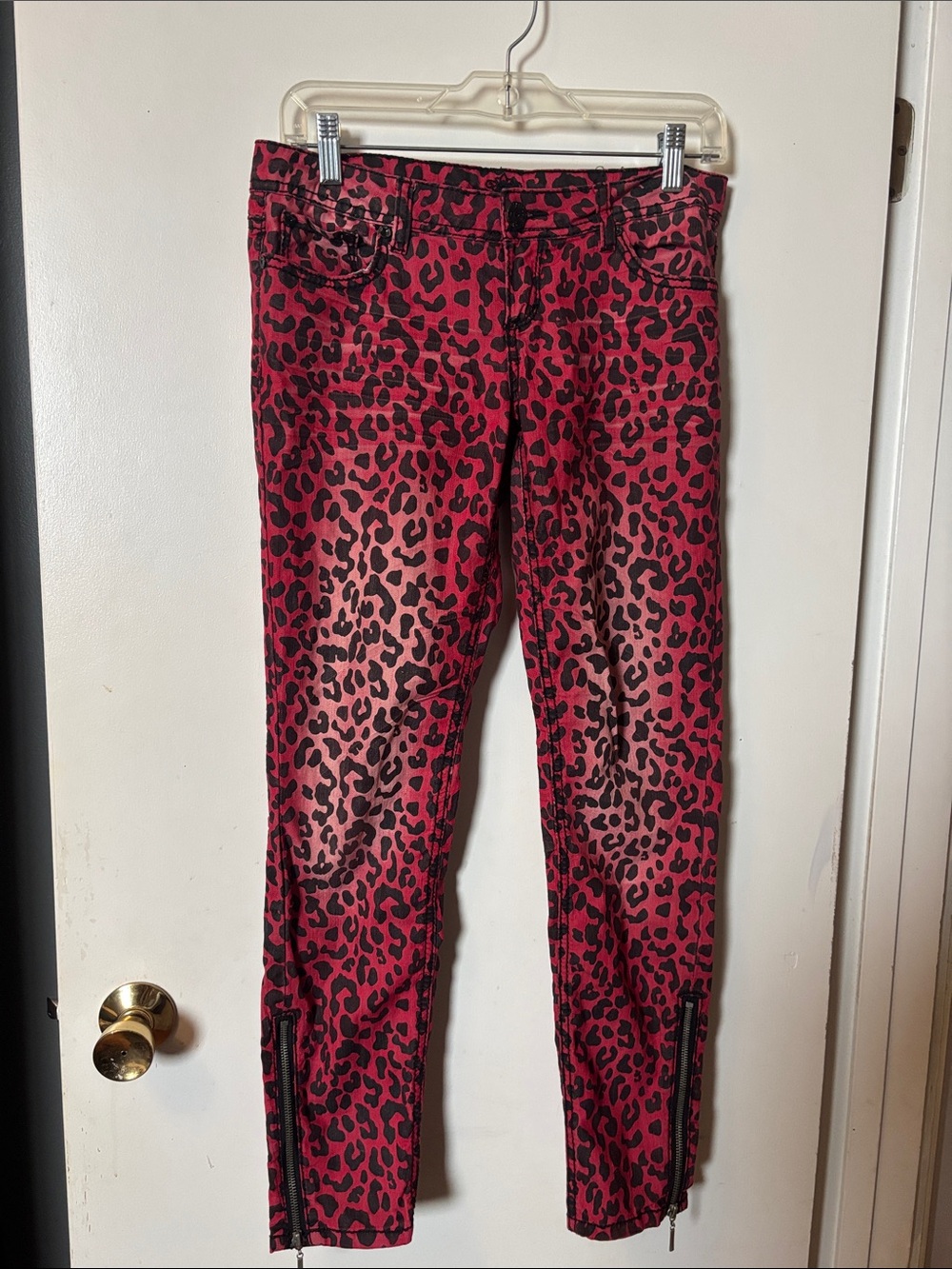 Almost Famous brand red leopard skinny jeans - size 7